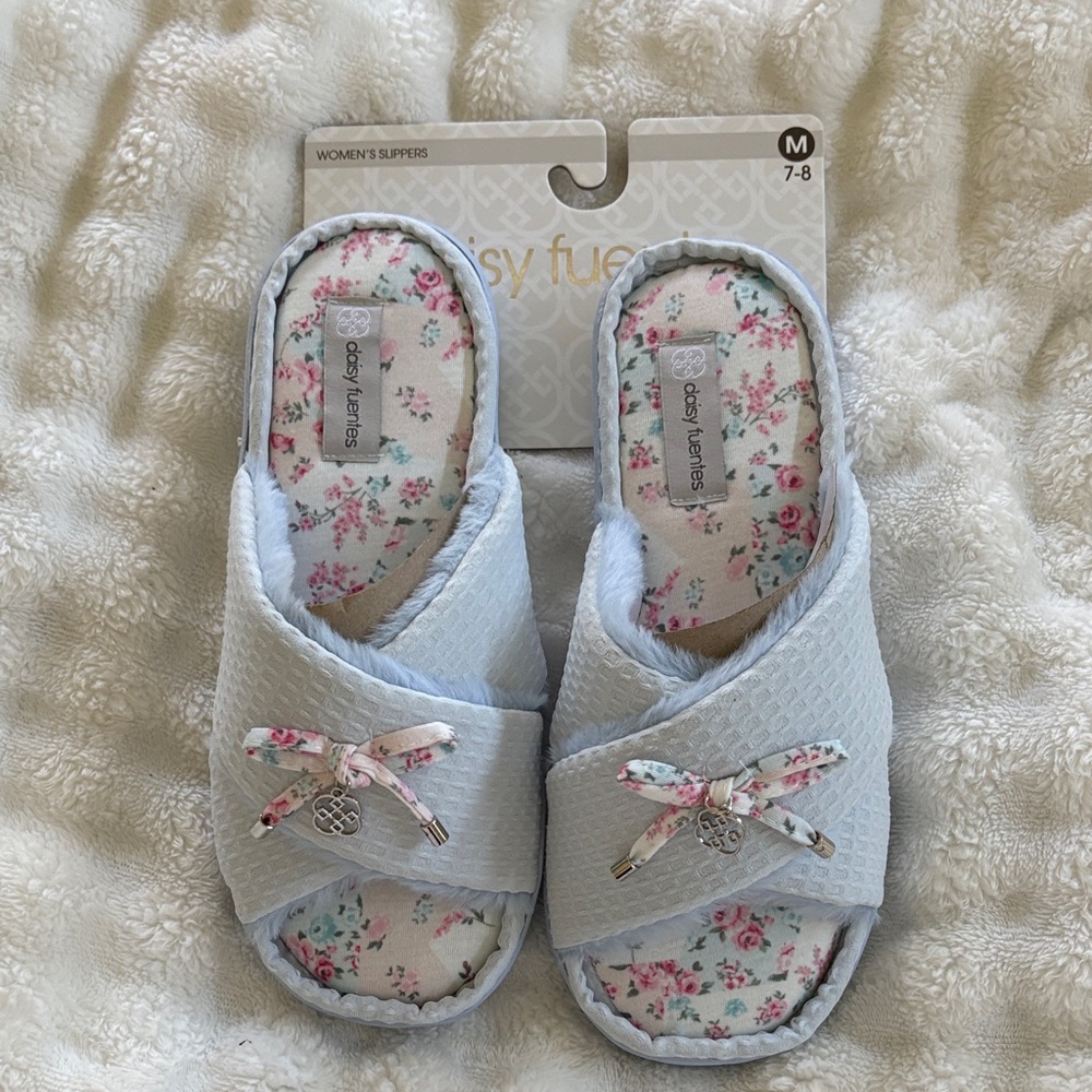 Daisy Fuentes women’s slippers New